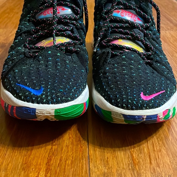 Nike LeBron 18 James Gang - Picture 5 of 10
